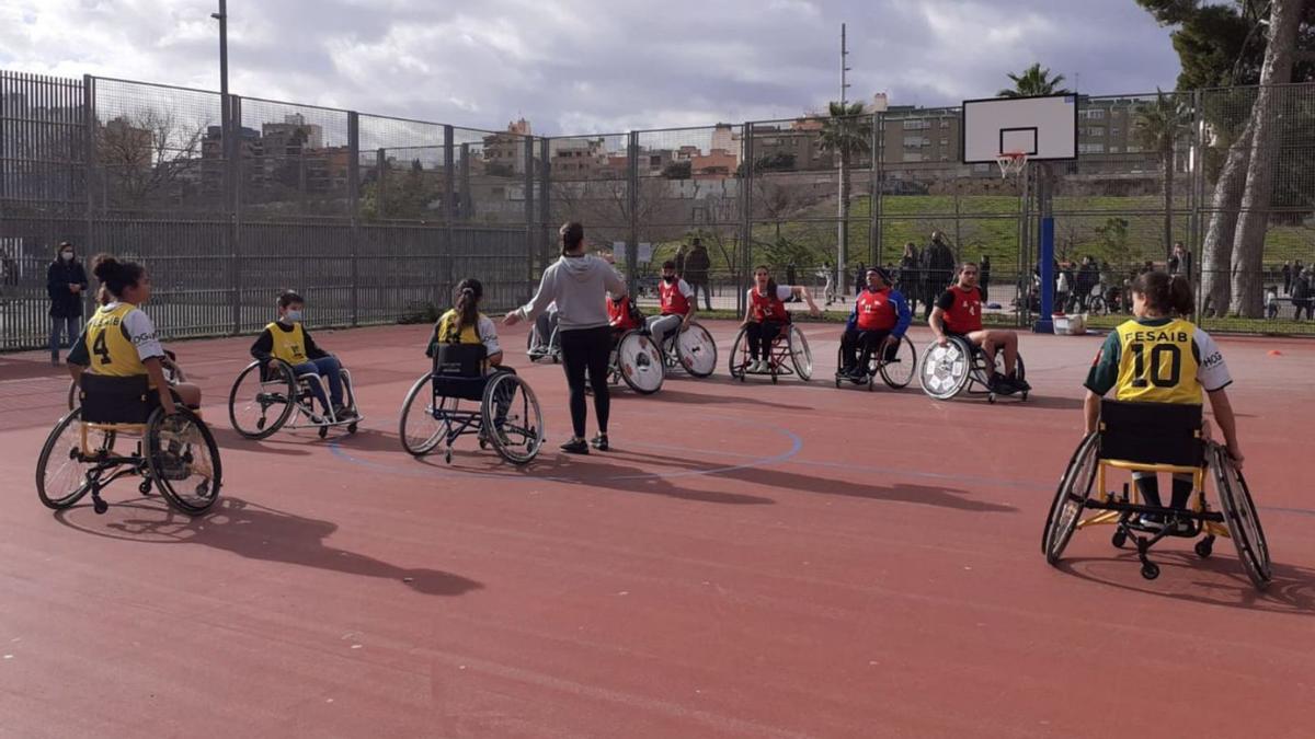 Varias personas juegan ayer a basket durante la ‘Barridiada’. | AJUNTAMENT PALMA
