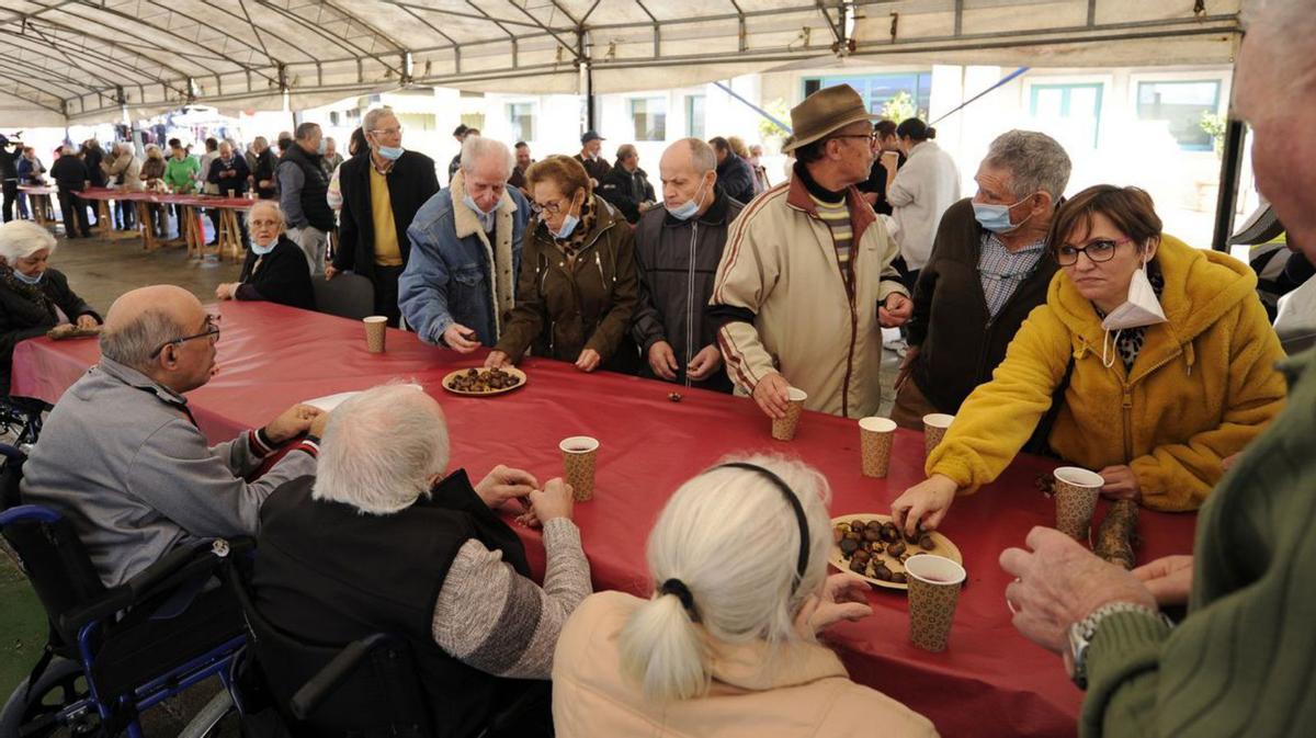 Vila de Cruces recupera la Feira da Castaña con una concurrida degustación