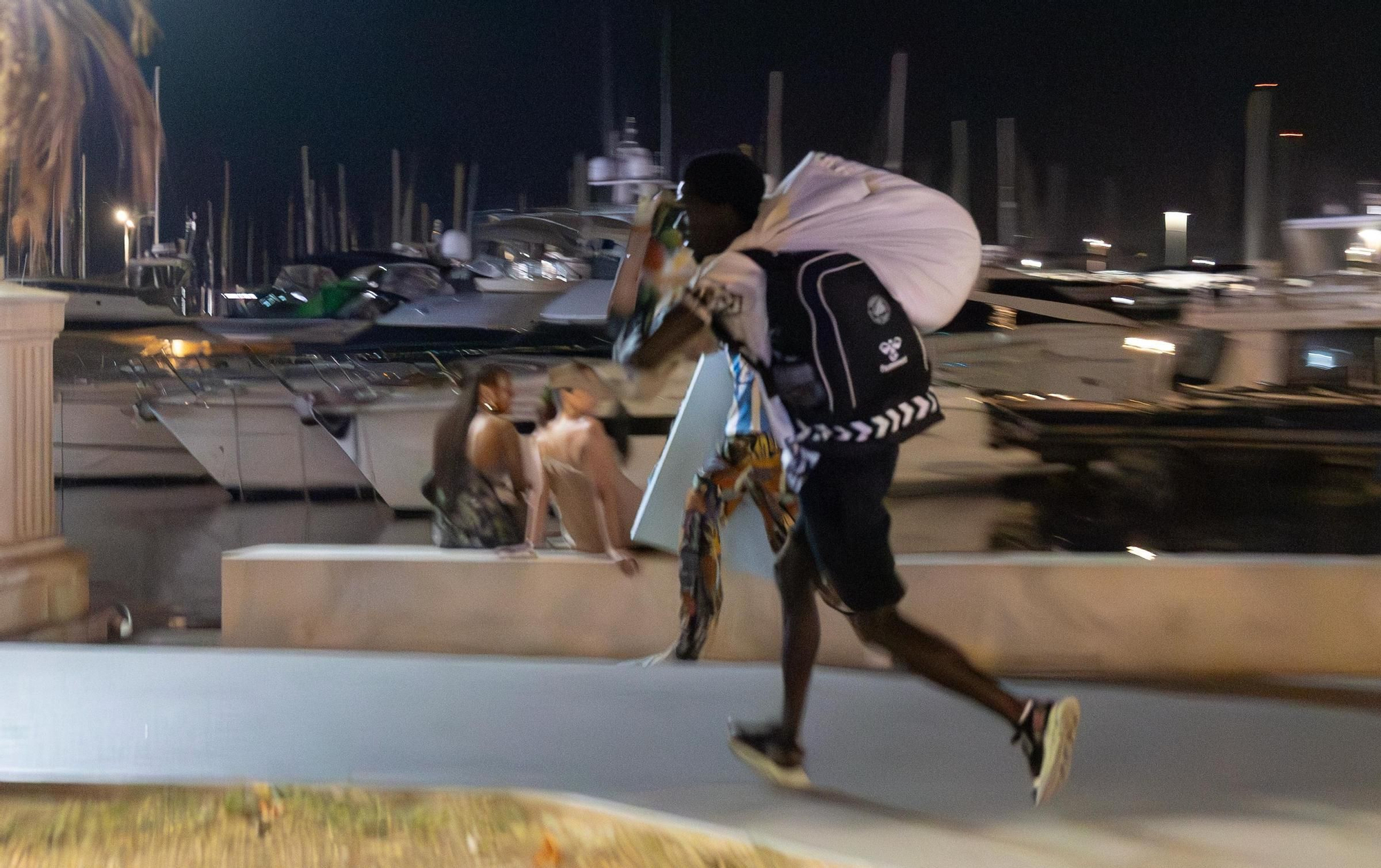Operativo conjunto policial contra el ‘top manta’ en el puerto de Alicante