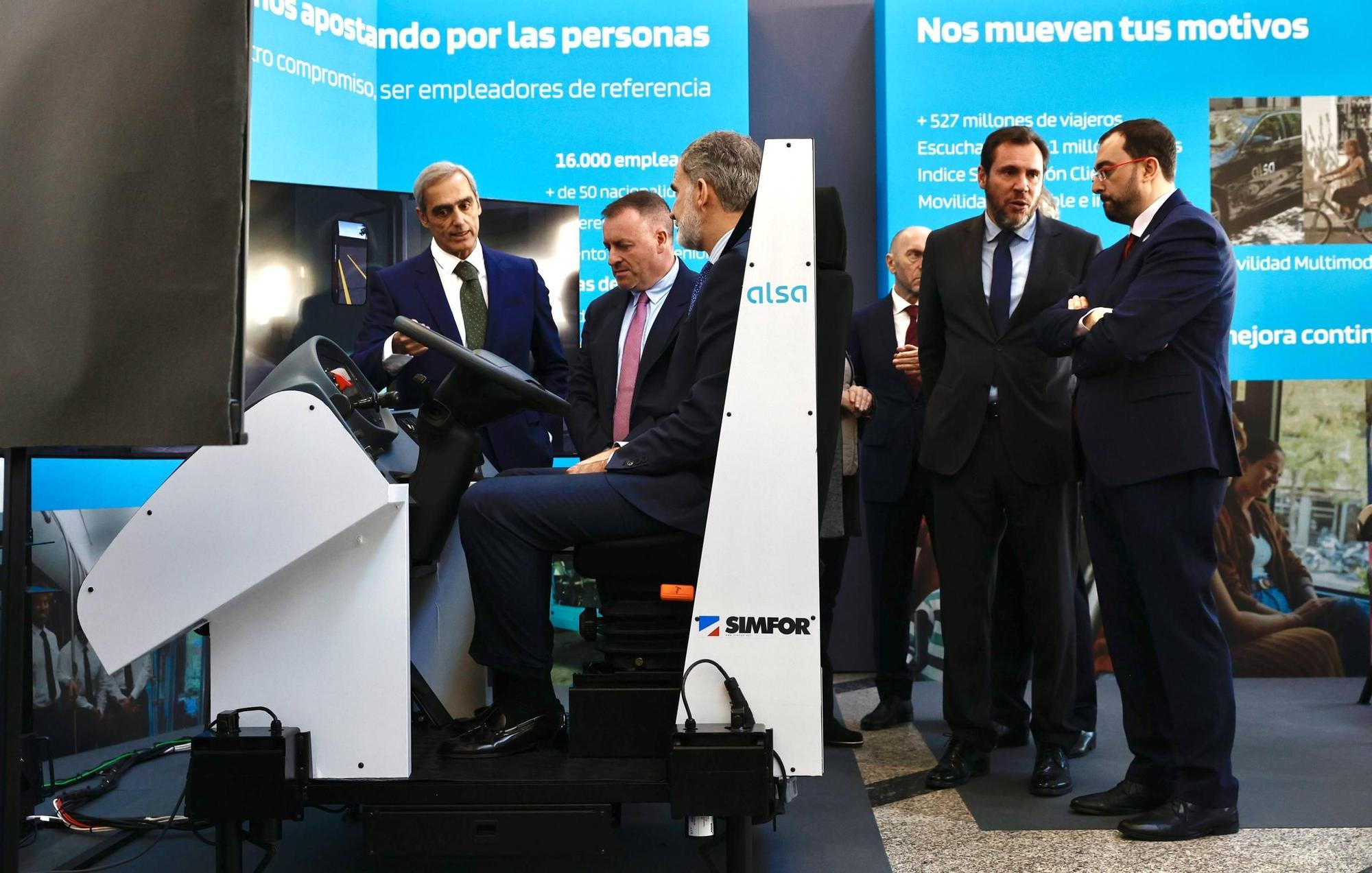 EN IMÁGENES: El Rey visita la estación de autobuses de Oviedo para conmemorar los 100 años de Alsa