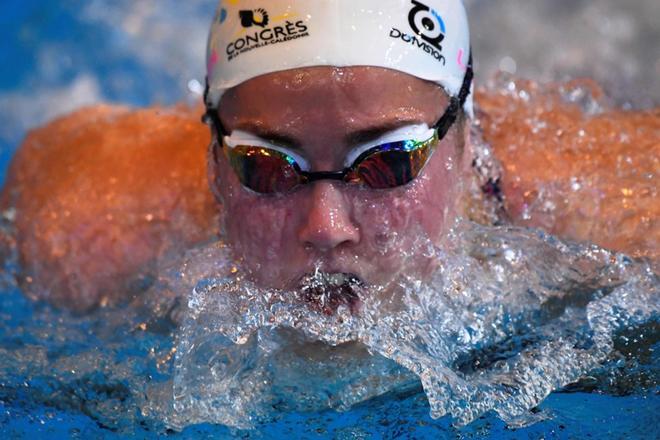 La nadadora francesa Lara Grangeon compite en la final femenina de mariposa de 200 m durante los campeonatos de natación franceses en Rennes.