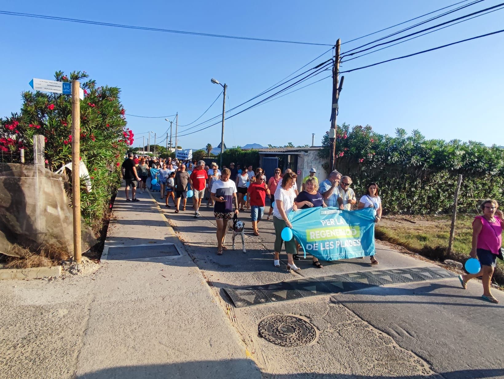 Miles de vecinos de los pueblos de la costa protestan contra los derribos en primera línea