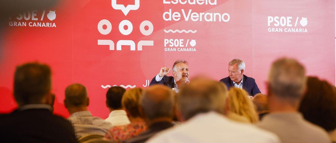 El presidente del Gobierno, Ángel Víctor Torres, y el secretario insular del PSOE de Gran Canaria, Sebastián Franquis (derecha), ayer en el Hotel Santa Catalina. | | E.D.