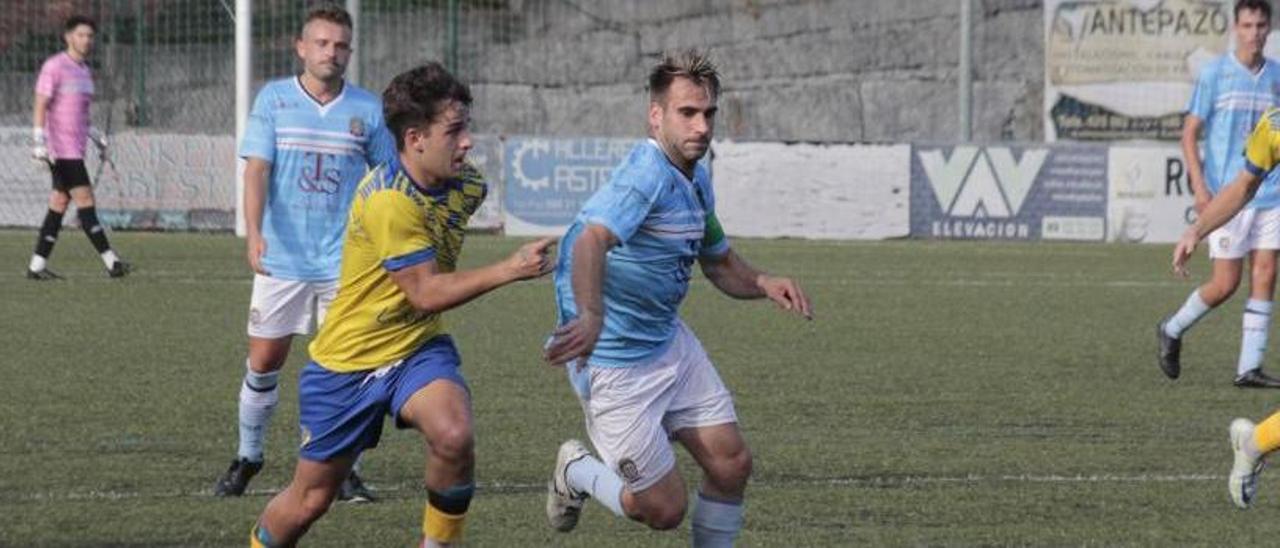 Pitu en una acción del duelo de ayer entre Moaña y Val Miñor. |  // S. ÁLVAREZ