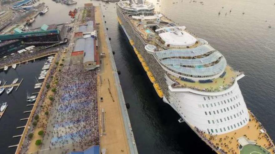 El &quot;Oasis of the Seas&quot;, atracado en la Estación Marítima en septiembre de 2014. // FdeV
