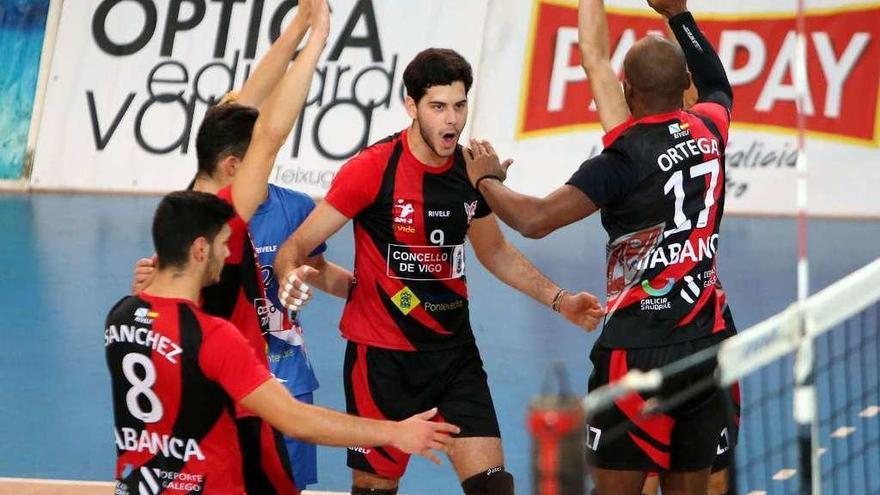 Los jugadores del Club Vigo Voleibol festejan un triunfo en Coia. // Marta G. Brea