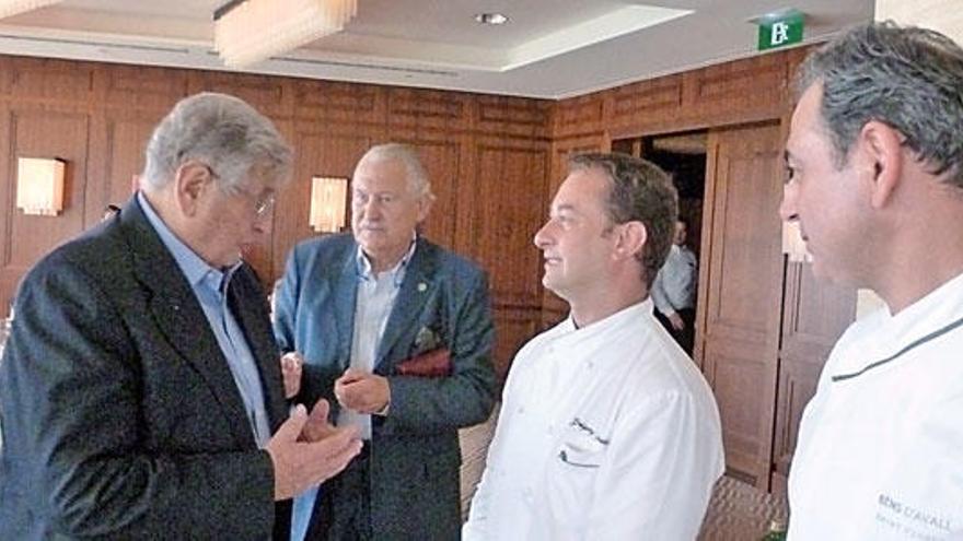 Pedro Gual de Torrella felicitando a los chefs Gulot y Benet Vicens.