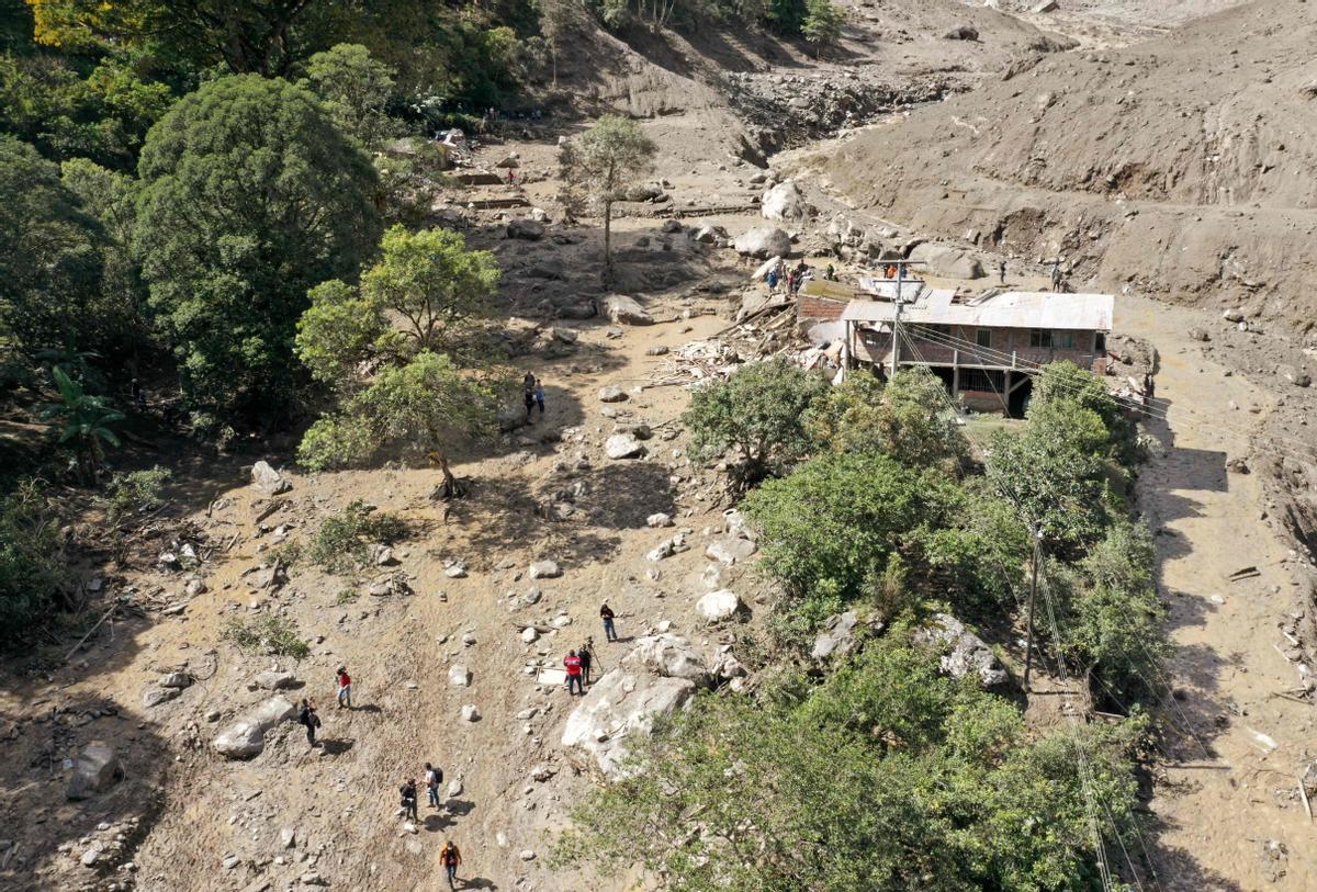 Equipos de rescate trabajan buscan desaparecidos tras una avalancha en Quetame, Colombia