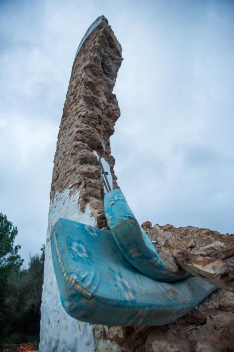 La fuerte lluvia que cayó en la noche del domingo al lunes causó destrozos importantes en una de las torres del conjunto de Balàfia, en concreto la de Can Pere Mosson.