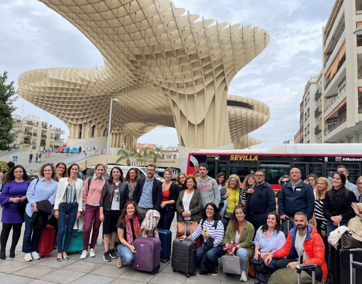 Foto de grupo a la llegada a Sevilla. |   // FDV