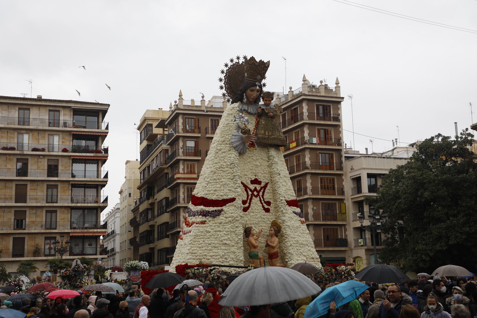 Cientos de personas se acercan a visitar el manto de la Virgen