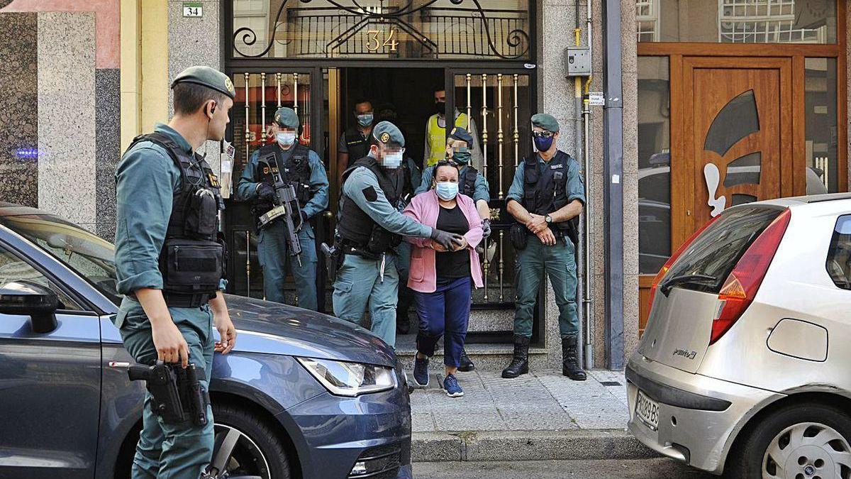 La arrestada es introducida por los agentes en un coche oficial.