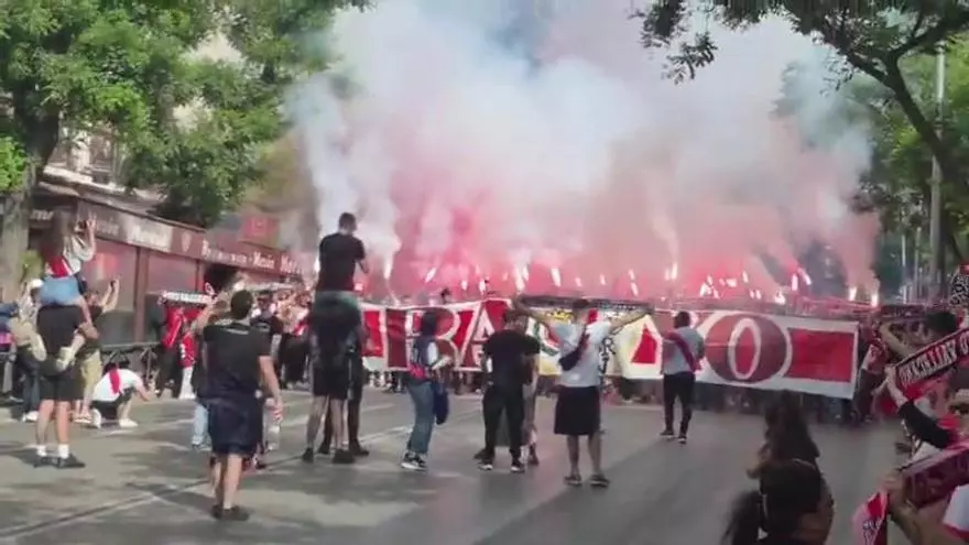 ¡Vallecas está que arde! Así reciben los aficionados del Rayo a su equipo