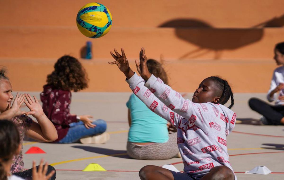 Raquel Rico muestra a unos niños cómo deben defender la portería en golbol. | MARCELO SASTRE