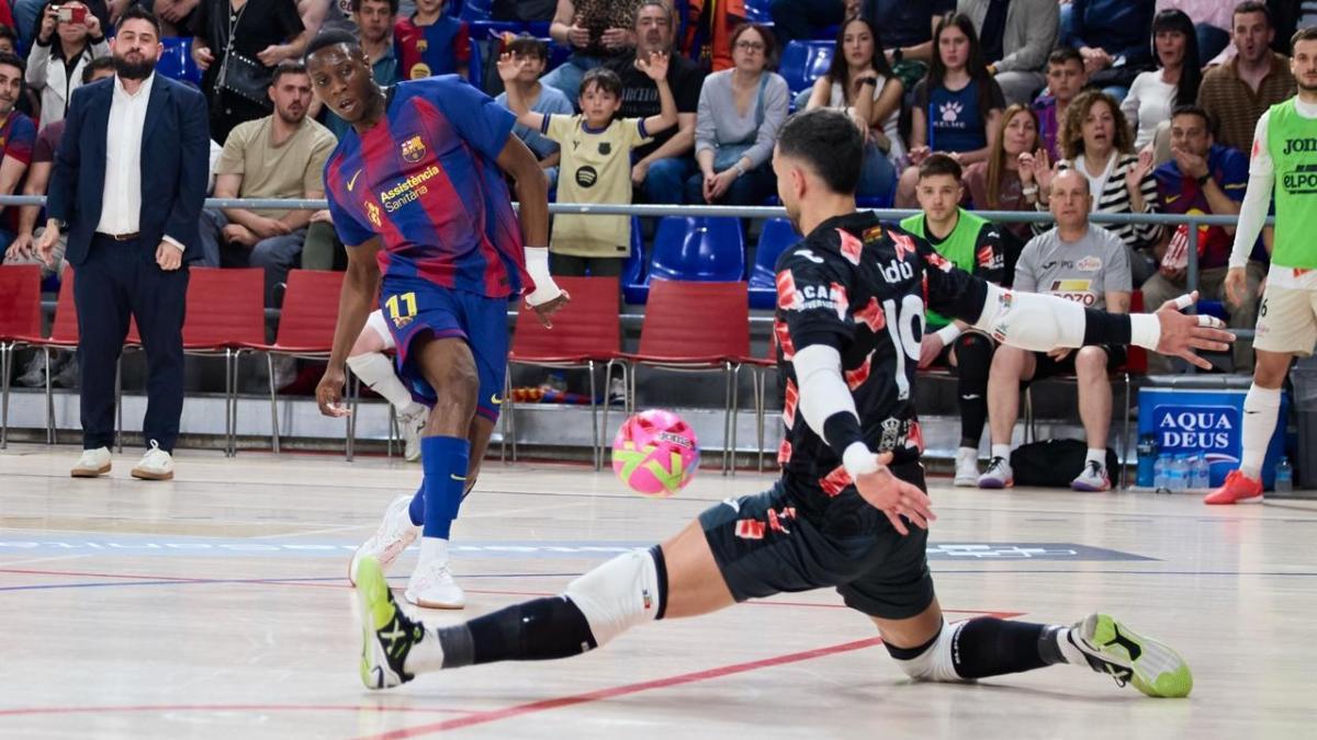 Touré busca el gol sin fortuna ante Edu Sousa