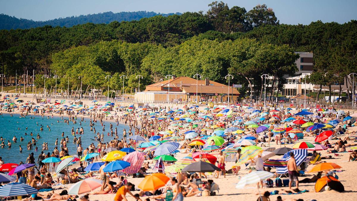 Las altas temperaturas de julio llenan la playa de Samil, en Vigo