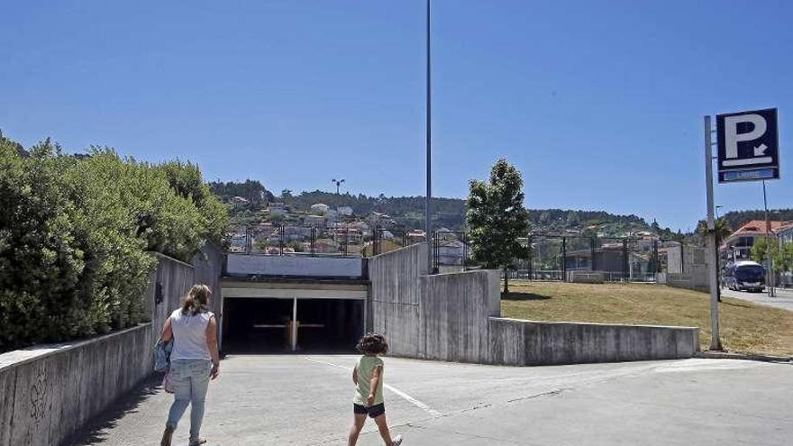 Acceso rodado al parking de O Aral. // Marta G. Brea