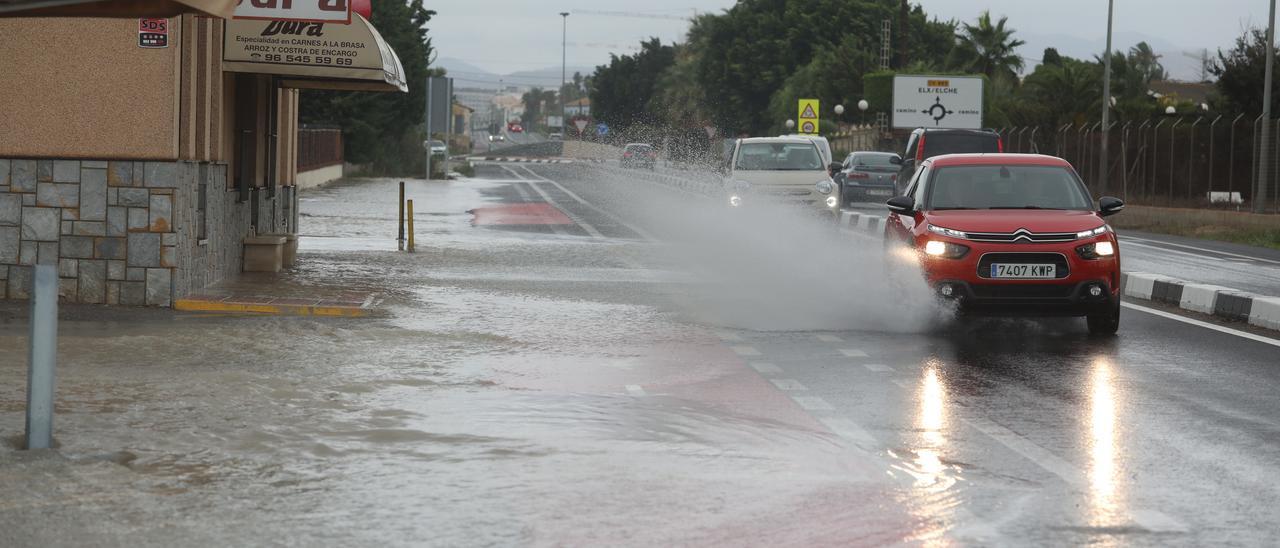 Una imagen de archivo de la carretera de Santa Pola en unas anteriores lluvias