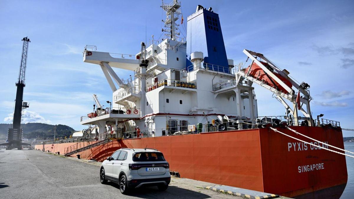 Un granelero atracado en el Puerto de Marín.