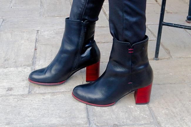 Marta Marchena con botines negros de piel con tacón, de Alma de Candela