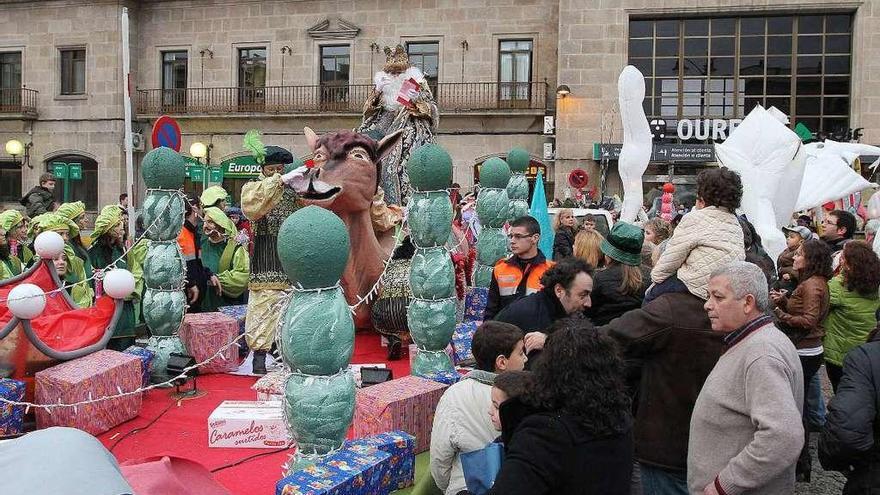 Los Reyes Magos, a su llegada a la estación de Ourense le pasado año. // Iñaki Osorio