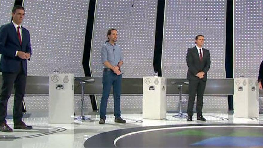 A Sánchez le falla el micro antes de empezar el debate