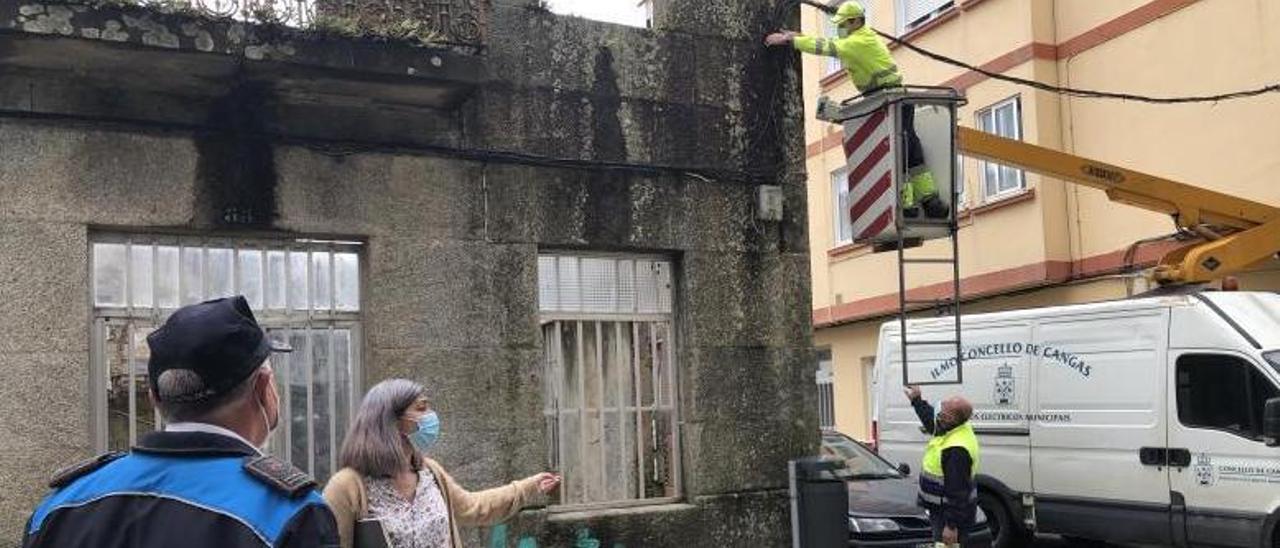 Electricistas del Concello repusieron ayer el alumbrado en la plazoleta de San Xoán y entorno. |   // G.NÚÑEZ