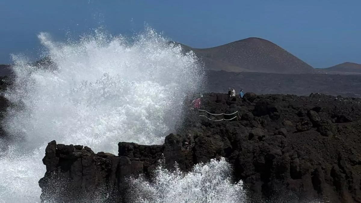 Turistas imprudentes ponen en riesgo su vida en Los Hervideros, en Lanzarote