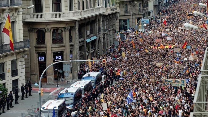 Miles de personas ocupan el centro de  Barcelona durante la huelga general