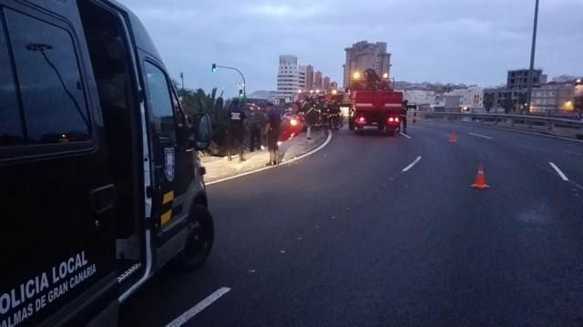 Un vehículo se sale de la carretera