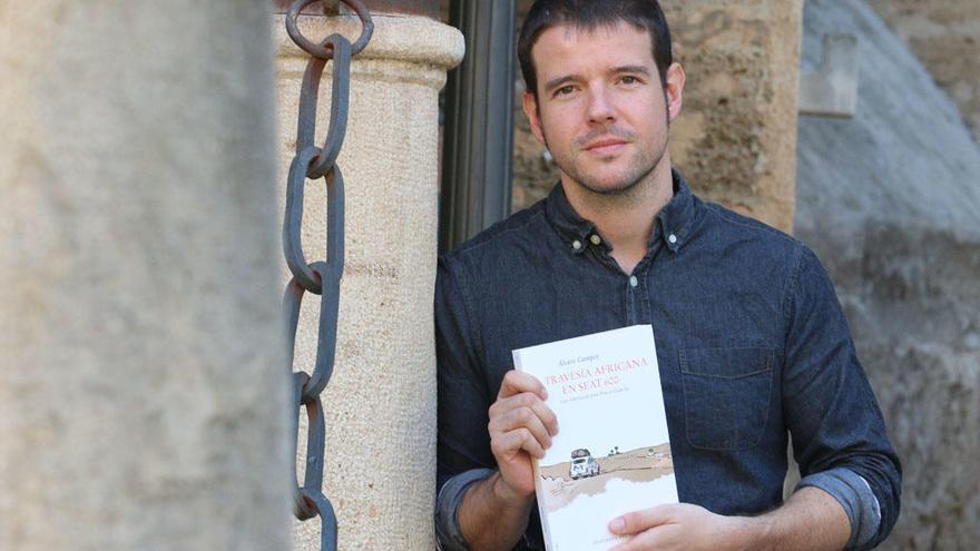 El dibujante malagueño José Pablo García, esta semana junto a la Catedral con su último trabajo.