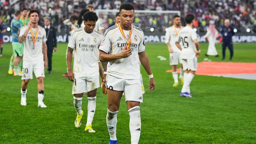 Killyan Mbappé pide a sus compañeros que se retiren del campo para no presenciar la entrega del trofeo al Barça.