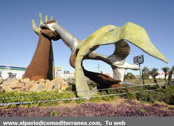 Galería de fotos: Cae la estatua de Ripolles