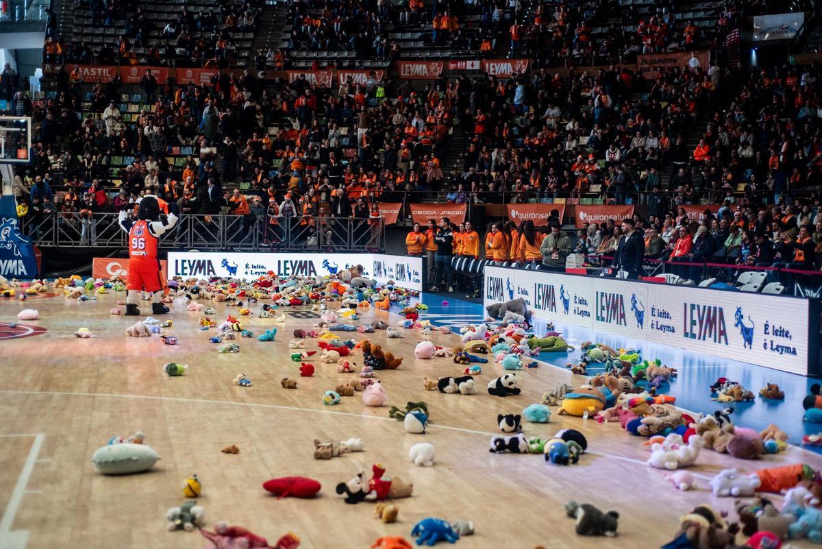 Lluvia benéfica de peluches en el partido del Leyma Coruña contra el Cantabria