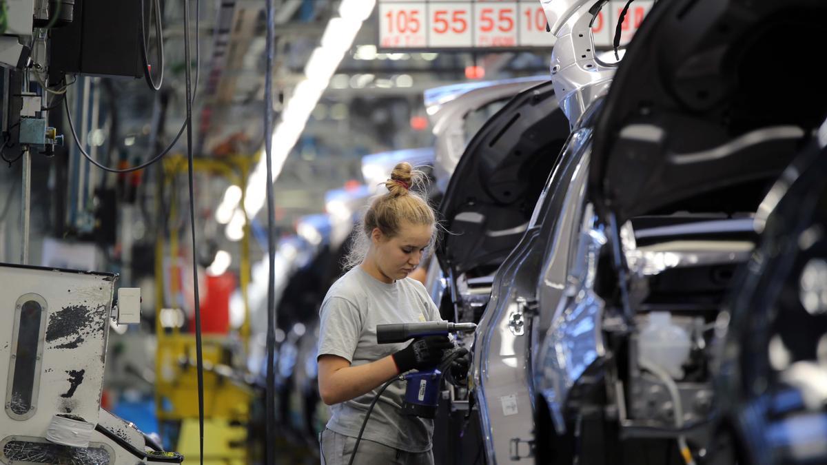 Una trabajadora de un taller de automóviles