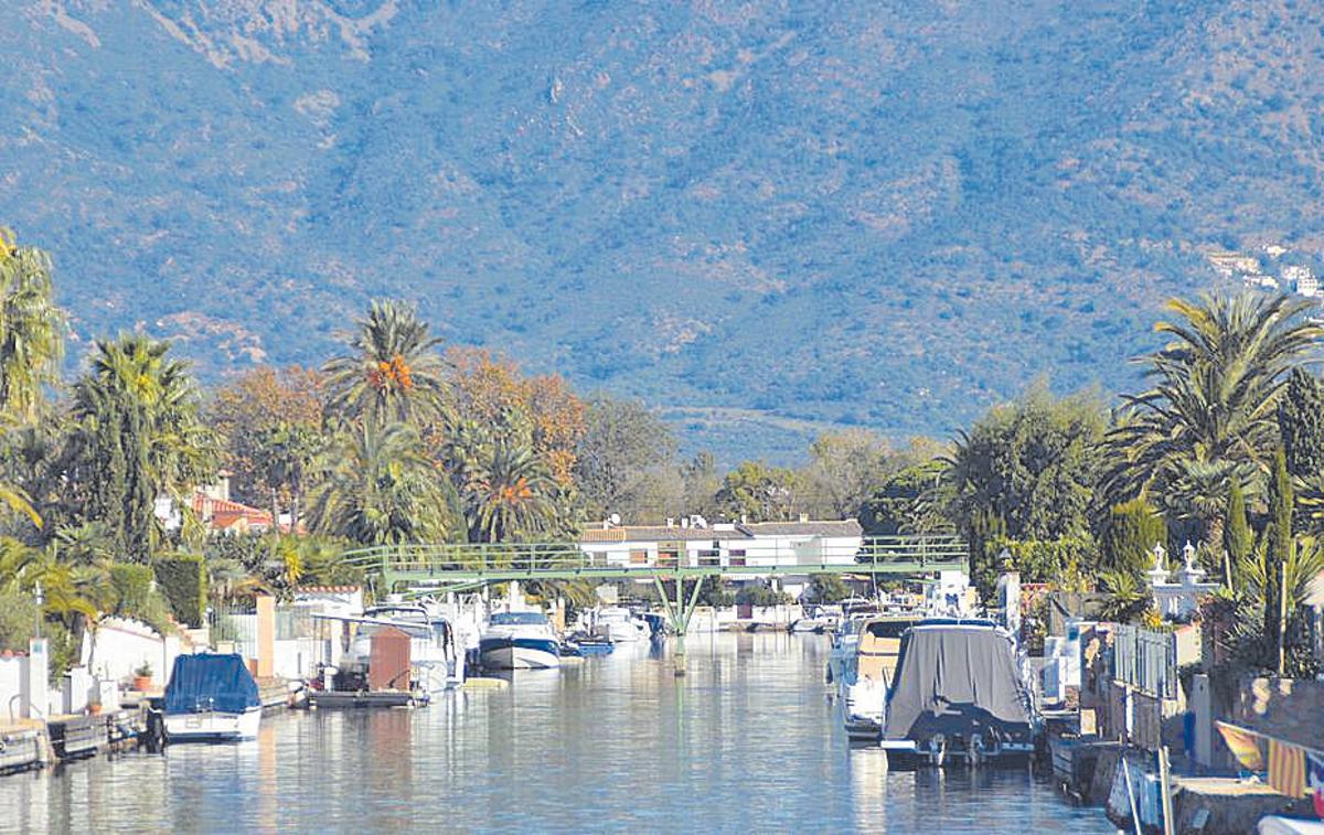 Una de les passeres de vianants entre canals.