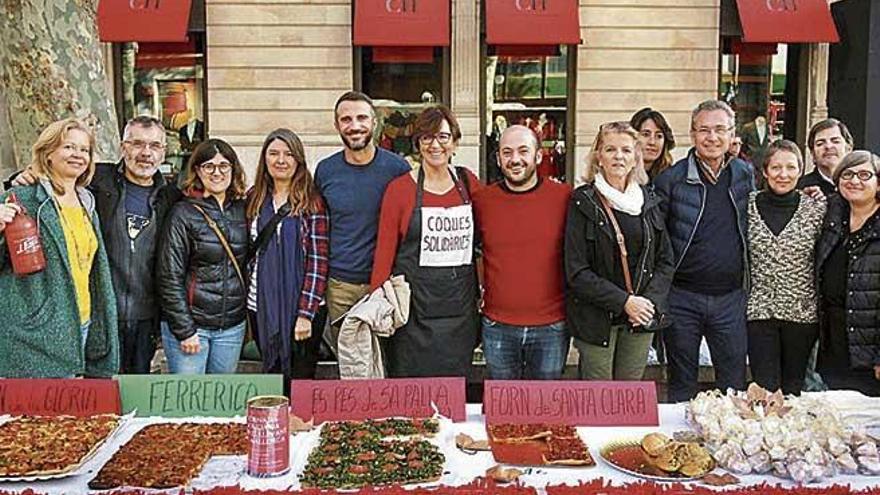 Representantes de las instituciones y de las panaderías del centre de Palma durante el evento.