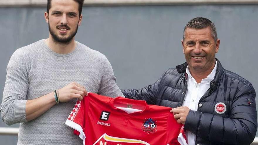 Martín Sánchez y Toño Camba posan en el Estadio Municipal de A Estrada. // Bernabé/Cris M.V.