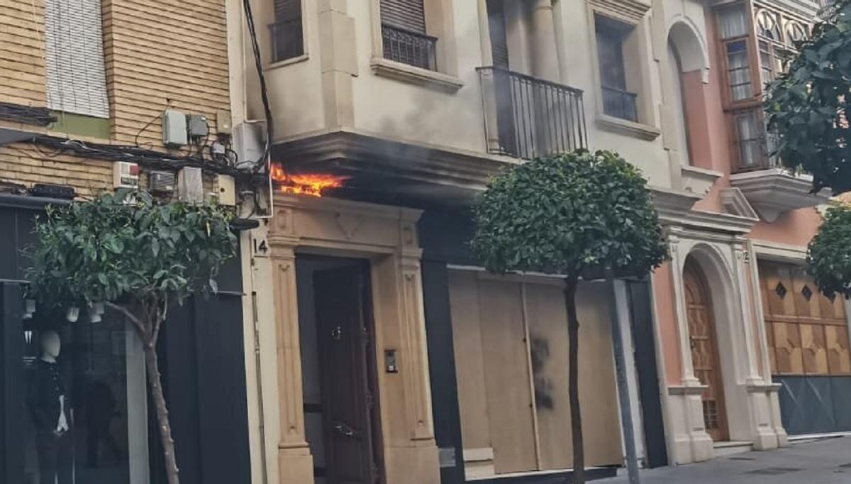 Las llamas se han iniciado en el cableado del bloque, junto a un cuadro eléctrico.