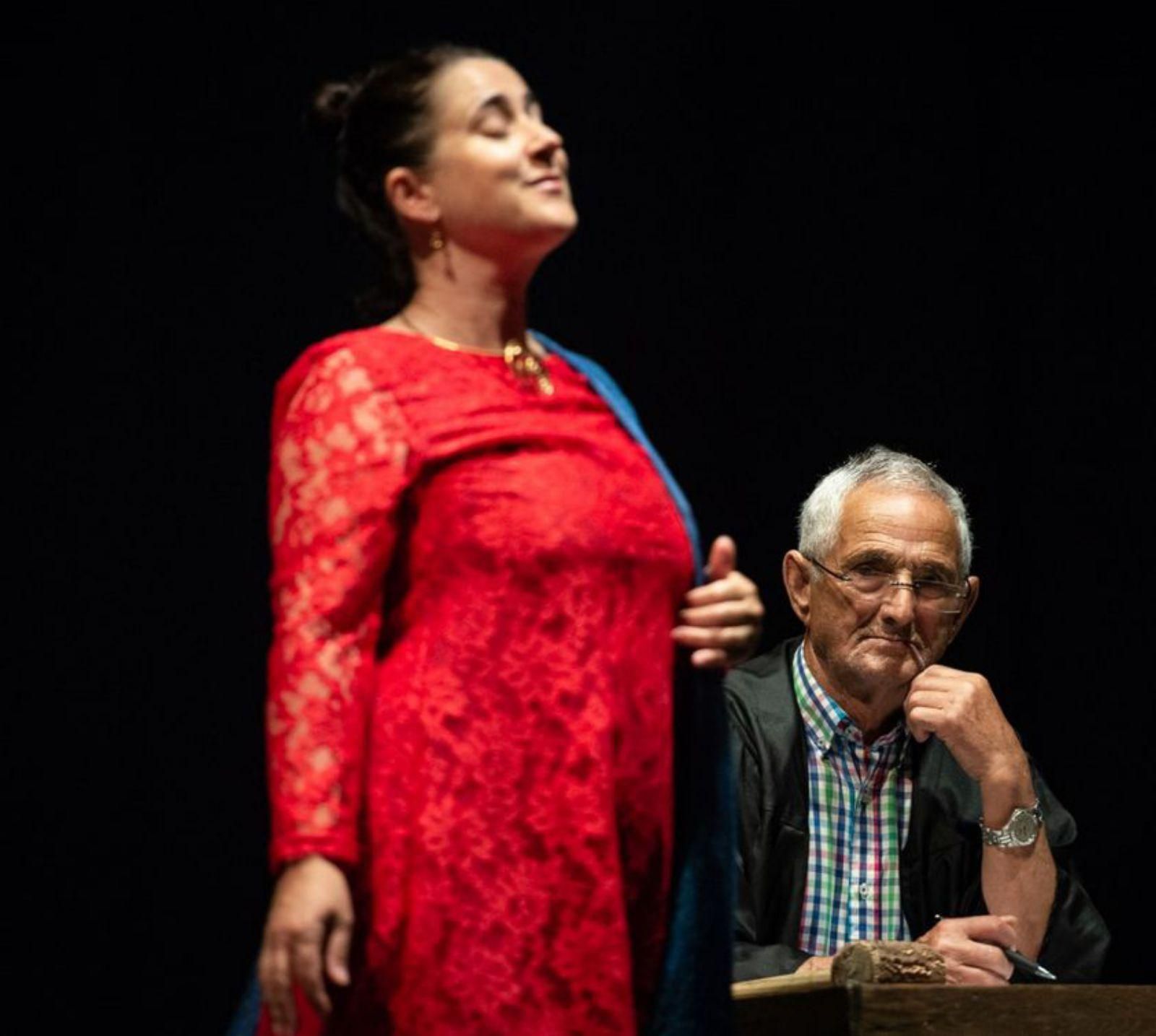 Dos de los actores en la obra «3x4 Masiluna». | Fdv