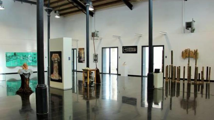 L&#039;interior de la Casa Empordà, amb una exposició d&#039;art contemporani.