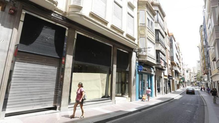 La tienda de lencería Oysho, que pertenece al grupo Inditex, con la persiana bajada ayer, en la calle Corredora.