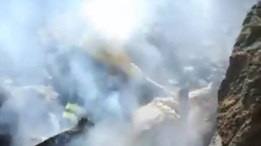 Captura del vídeo del fuego en un tronco en Inagua la semana pasada.