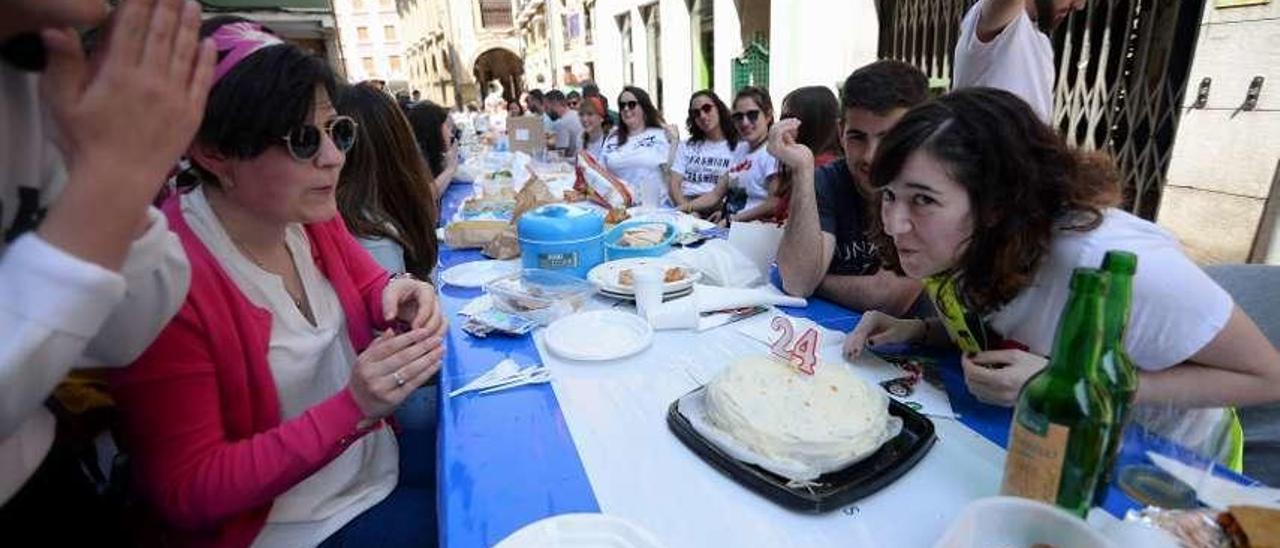 Sofía Martínez sopla las velas con los amigos del colegio y el instituto