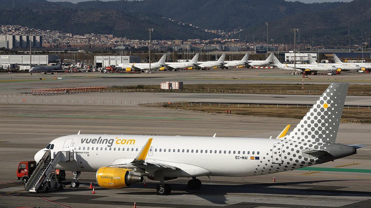 Aviones de Vueling, en el aeropuerto de El Prat, a mediados de enero