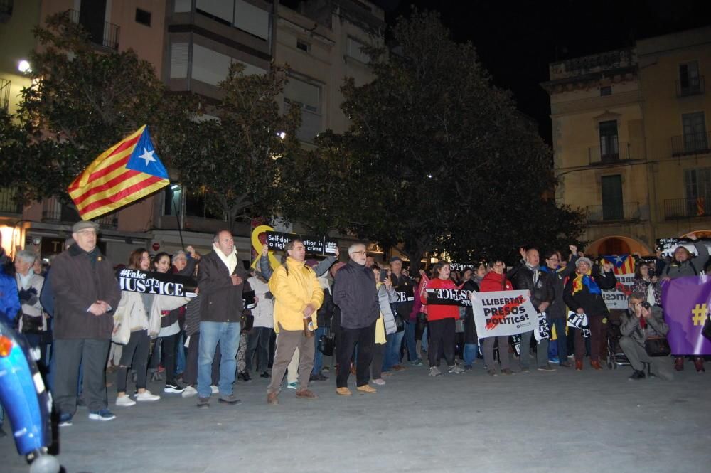 Protesta a la plaça de l'Ajuntament de Figueres