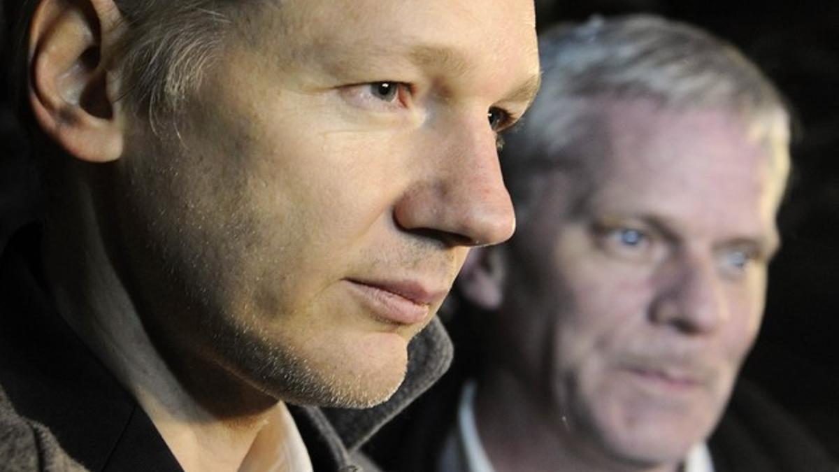 Julian Assange y Kristinn Hrafnsson, su socio en Wikileaks, anoche en Norfolk.