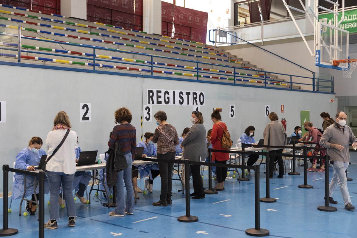 Una notícia falsa porta milers de persones a anar a vacunar-se sense cita a Sevilla Una notícia falsa porta milers de persones a anar a vacunar-se sense cita a Sevilla