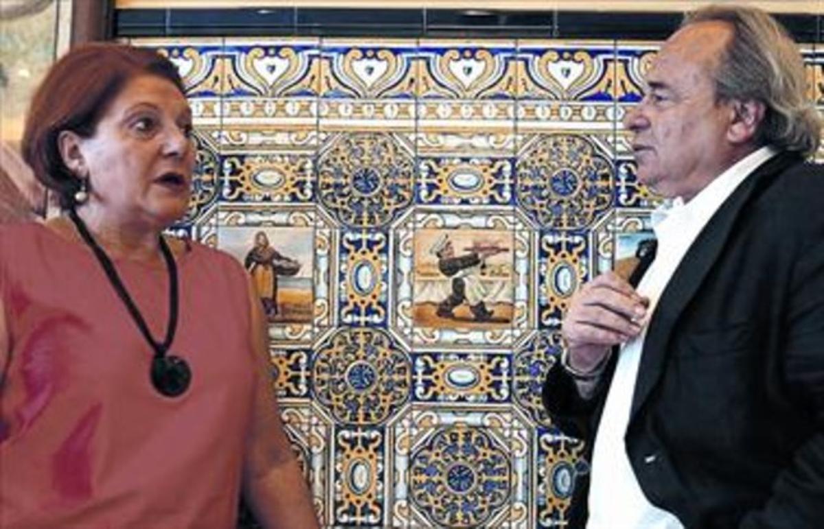 Conversadors. Rosa Gil i Arturo San Agustín evoquen velles històries davant les característiques rajoles de Casa Leopoldo. Conversadors. Rosa Gil i Arturo San Agustín evoquen velles històries davant les característiques rajoles de Casa Leopoldo.