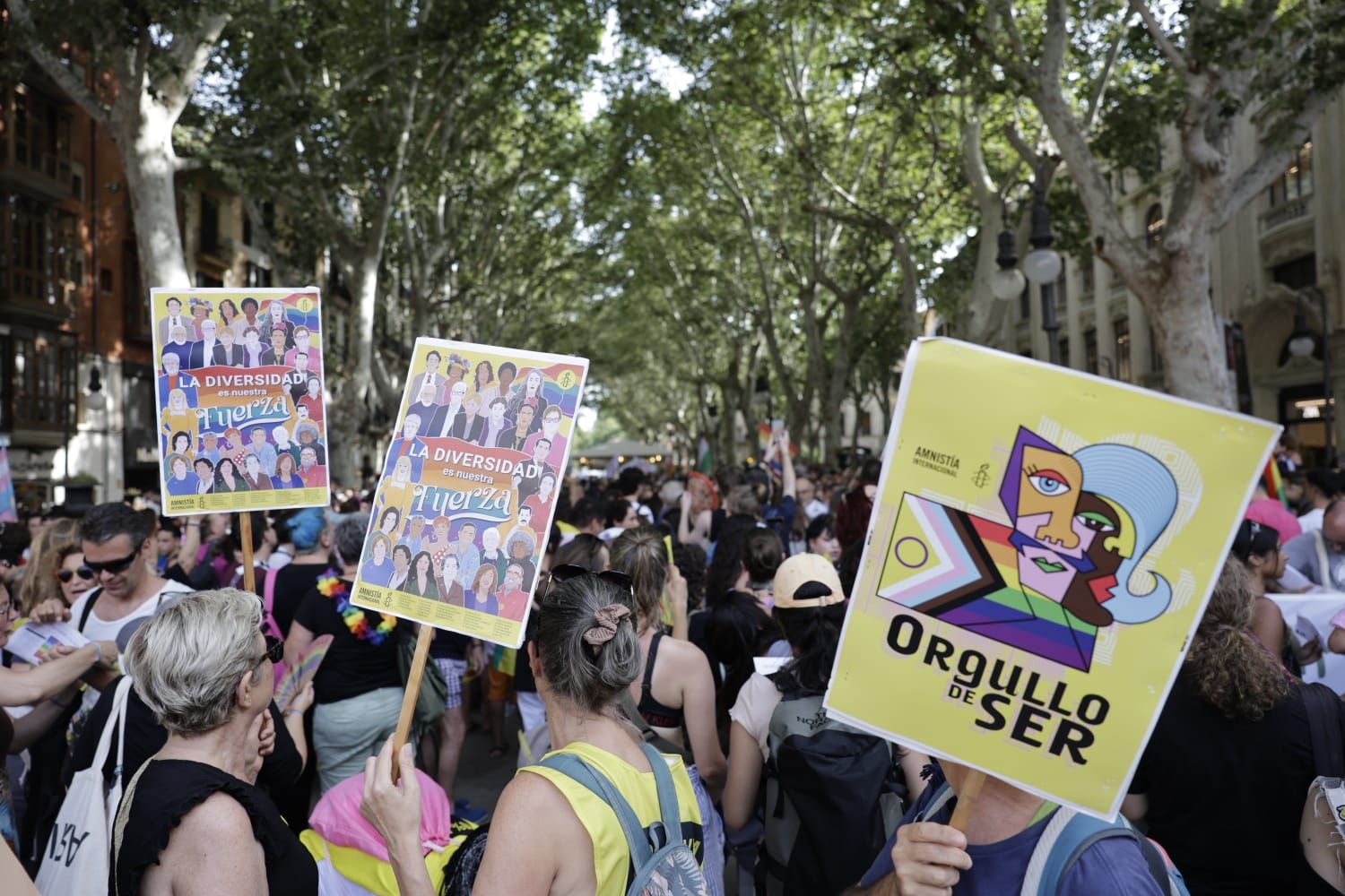 Cientos de personas se manifiestan en Palma para reivindicar los derechos del colectivo LGTBI